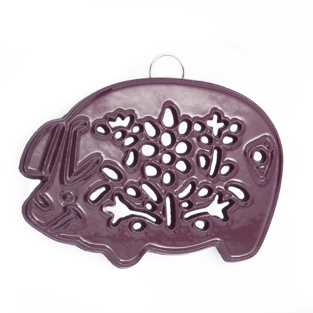 Old Dutch Purple Pig Trivet, 8-1/2 by 6-Inch. Cast iron. Dated 2012 on back.